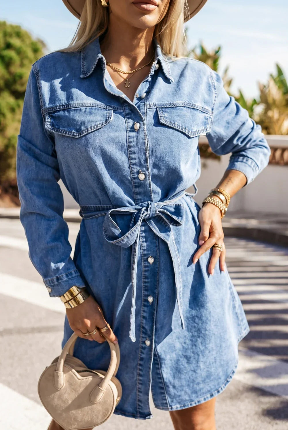 SUKIENKA JEANSOWA MINI Z KOŁNIERZYKIEM WIĄZANA W PASIE NIEBIESKI JEANS